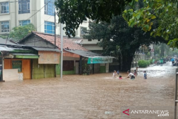 Ratusan warga mengungsi akibat banjir di Meruya Utara