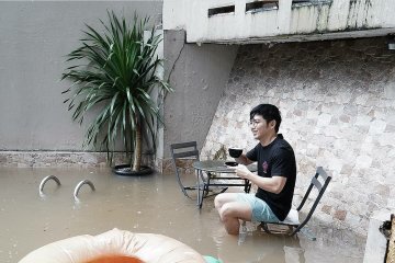 Rumah kebanjiran, Nicky Tirta pilih santai sambil minum kopi