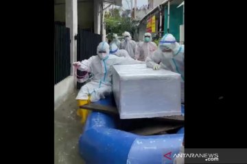 Polda Metro Jaya evakuasi jenazah COVID-19 di tengah banjir