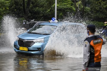 Tips berkendara aman hadapi "aquaplaning" di musim hujan