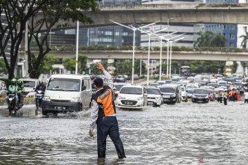 Banjir 1,3 meter landa Jalan Adhi Karya Kebon Jeruk