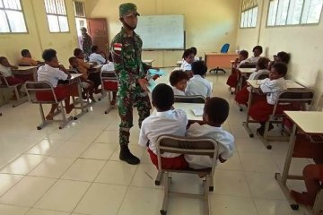 Satgas TNI mengajar siswa SD YPPK Pusinara Amungun Mimika