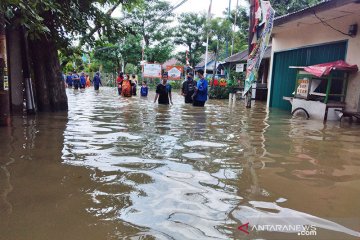 Ratusan warga Kembangan Utara masih mengungsi akibat banjir