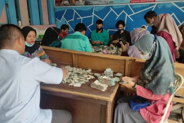 Bawa uang sekarung Rp82 juta, kakek di Payakumbuh menabung di bank