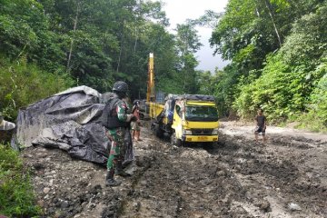 Satgas TNI dampingi Ditjen Bina Marga tangani jalan tertimbun longsor