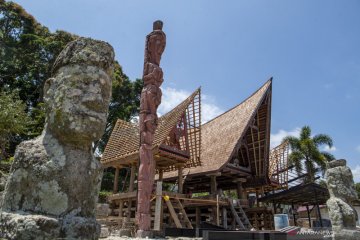 Pemugaran rumah Gorga di Samosir