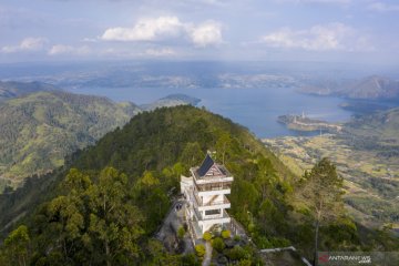 Wisata menara pandang Tele di Danau Toba