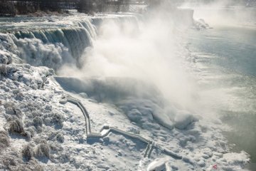 Air Terjun Niagara membeku karena suhu dingin