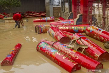 Banjir luapan Sungai Citarum di Karawang berangsur surut
