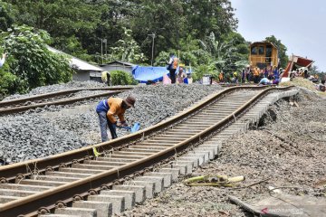 Perbaikan rel kereta terdampak banjir