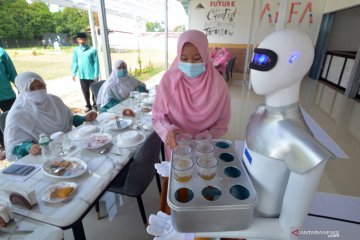 Robot pelayan ciptaan santri