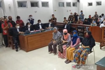 Hakim tangguhkan penahanan 4 IRT terdakwa perusakan pabrik rokok