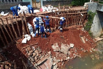 Terdapat 11 lokasi tanah longsor akibat banjir di Jaktim