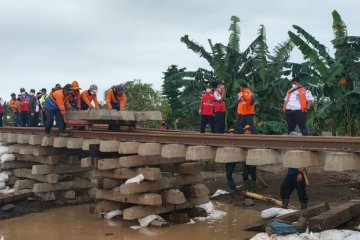 Perbaikan jalur KA lintas utara Jawa dikebut