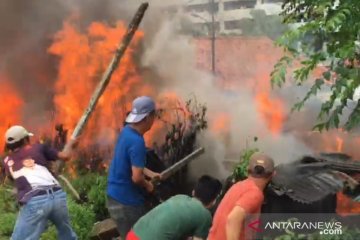 Kobaran api dekat rel Stasiun Jatinegara dari tiga bangunan terbakar