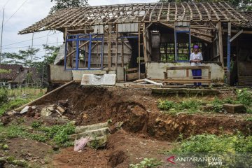 Rumah rusak akibat pergerakan tanah di Kampung Cigorowong
