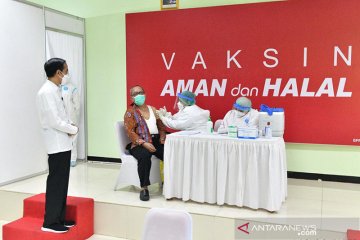 Presiden tinjau vaksinasi COVID-19 pada guru di SMAN 70 Jakarta