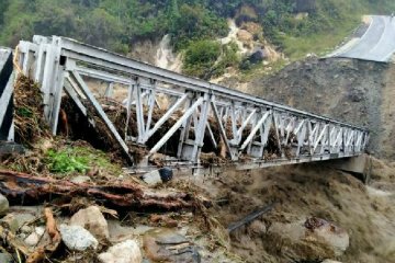 Jalan rusak dan jembatan putus jadi penyebab Yalimo terisolir