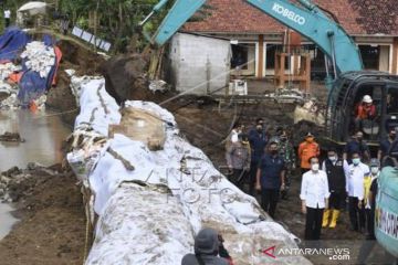 Presiden Tinjau Tanggul Sungai Citarum Yang Jebol