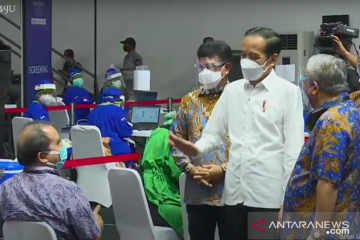 Presiden Jokowi tinjau vaksinasi COVID-19 untuk wartawan di GBK
