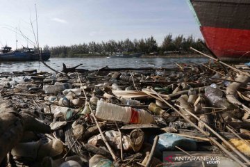 Ratusan juta ton sampah plastik mencemari perairan dunia