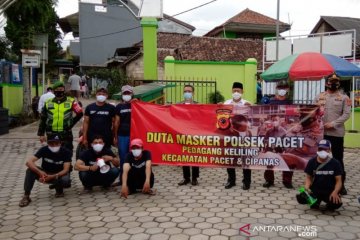 Pedagang keliling jadi duta kampanye tertib bermasker di Cianjur