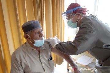 Pemkot Bandung mulai suntikkan vaksin COVID-19 ke kelompok lansia