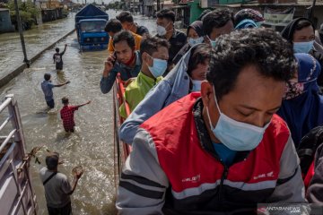 Warga menumpang truk evakuasi untuk tembus banjir Pantura