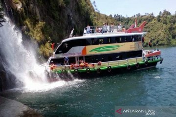 Kapal wisata Parapat siap antar pengunjung keliling Danau Toba