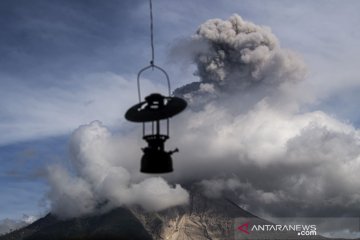 Guguran abu Gunung Sinabung teramati dengan jarak luncuran 1.000 meter