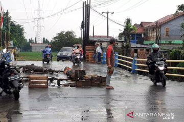 Jembatan penghubung Tambun - Bekasi nyaris putus