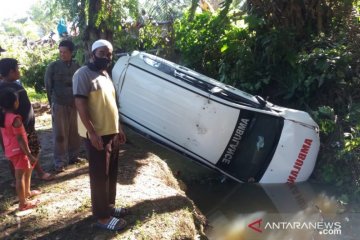 Satu mobil ambulans jatuh ke sungai kecil di Mukomuko, Bengkulu