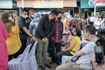 Wali Kota saksikan pedagang antusias divaksinasi di Pasar Titi Kuning