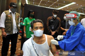 Menparekraf tinjau vaksinasi untuk pekerja pariwisata Bali