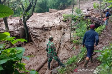 13 rumah di Desa Sawaran Kulon Lumajang tertimbun longsor