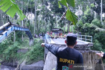 Jembatan penghubung dua kecamatan di Lumajang terputus akibat banjir