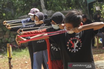 Mengenalkan permainan ketapel tradisional kepada anak