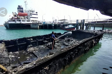 4 Unit kapal terbakar di Dermaga Bea Cukai Batam