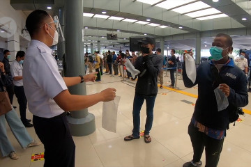 Antusiasme penumpang KA terhadap  GeNose C19 di Stasiun Pasar Senen