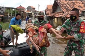 Banjir belum surut, Kodim 0710 Pekalongan terus lakukan evakuasi