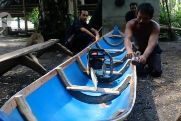 Menengok pembuatan perahu drum plastik, yang ramah lingkungan