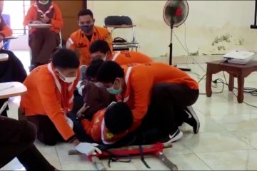 Basarnas Kendari latih pramuka pertolongan korban bencana