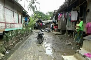 Banjir di Pandeglang surut, warga bersih rumah