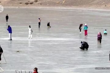 Danau Kyrgyzstan yang beku menjadi arena kereta luncur