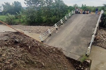 Jembatan penghubung Kabupaten Cirebon dan Kuningan putus
