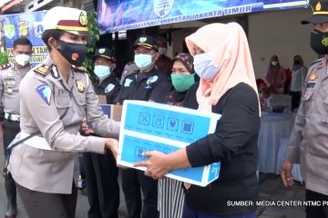 Korlantas Polri bagikan 500 paket sembako bagi warga DKI terdampak banjir