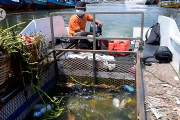Membersihkan Batang Arau dengan kapal pengumpul sampah
