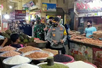 TNI-Polri sidak prokes di pasar tradisional Kota Kendari  