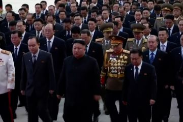 Kim Jong Un kunjungi makam sang ayah, peringati ulang tahun ke-79