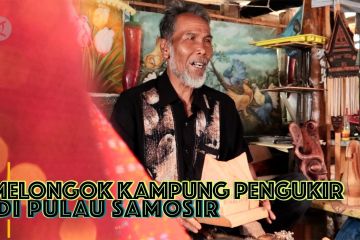 Melongok kampung pengukir di Pulau Samosir